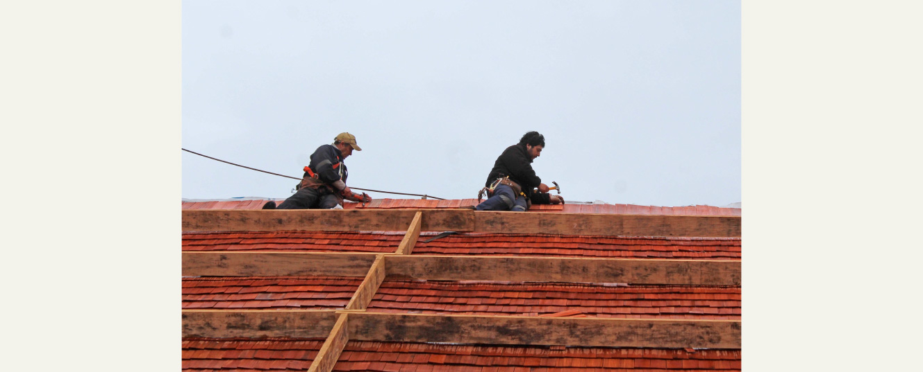 dos personas en restauración iglesia de calen