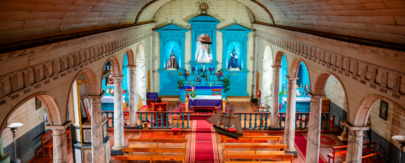 interior de iglesia de Nercón