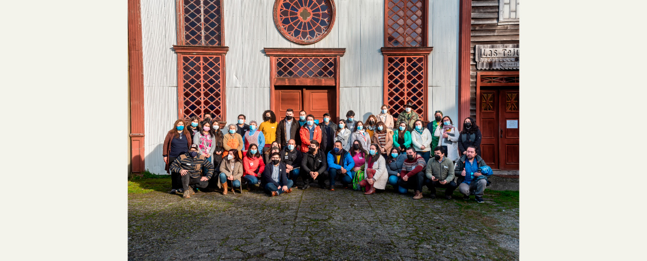 grupo de persona afueras del museo
